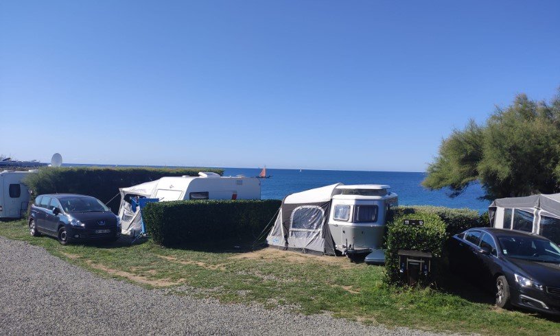 Camping de l'ile percée ** Finistère emplacements face à la mer