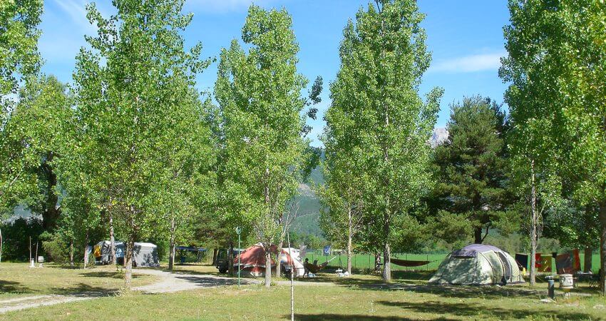 Camping au Blanc Manteau Hautes Alpes emplacements